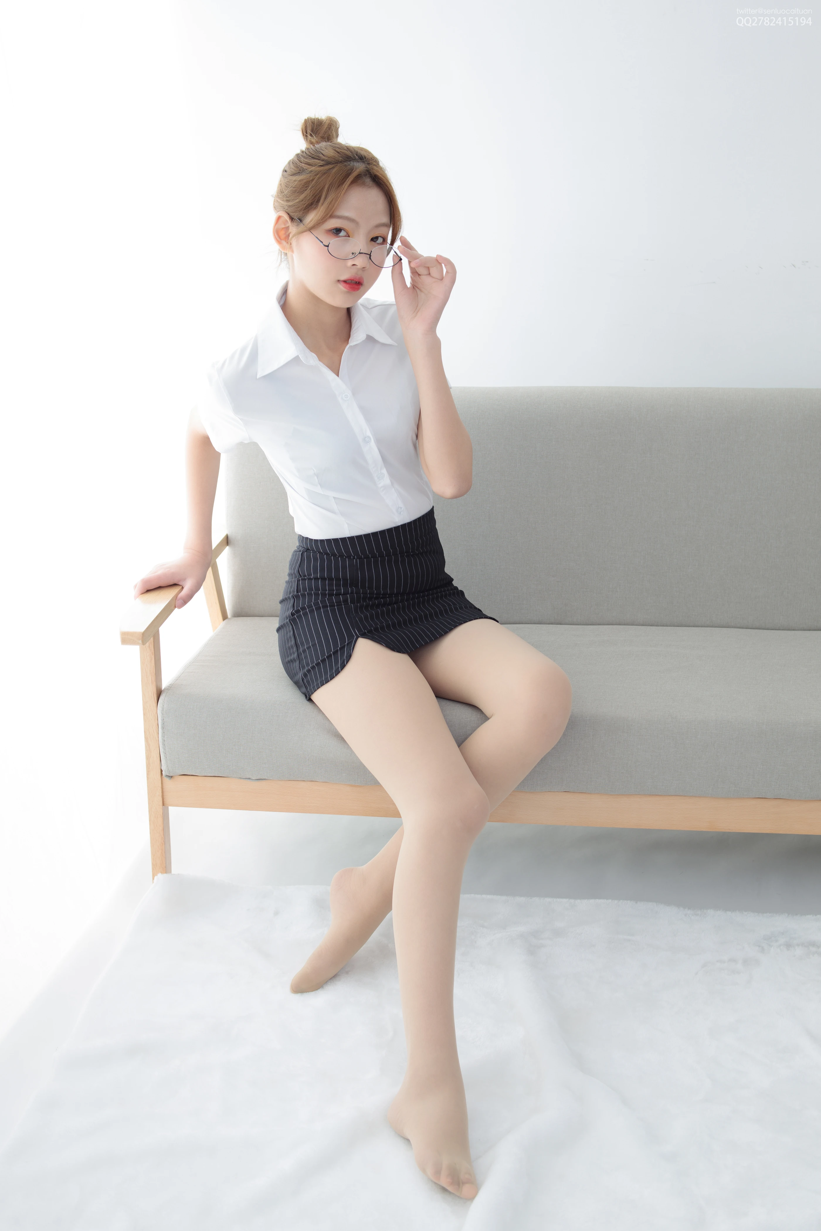 森萝财团 JKFUN-037《OL一定要搭配眼镜》50D肉丝 [63P 1V]插图4